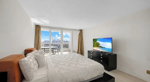 Апартаменты Deluxe с 3 комнатами с балконом StayCozy Apartments at The Grand