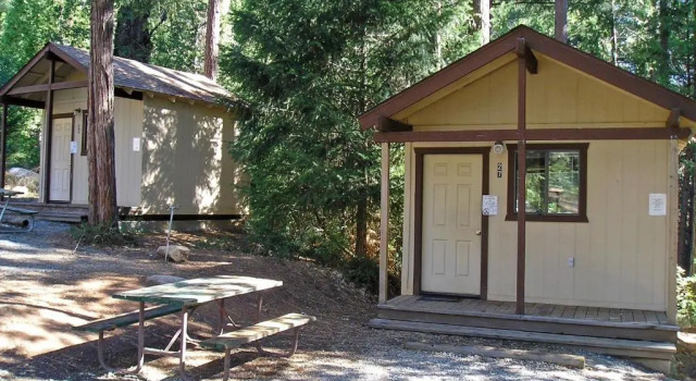 Кровать в общем номере Yosemite Lakes Bunkhouses