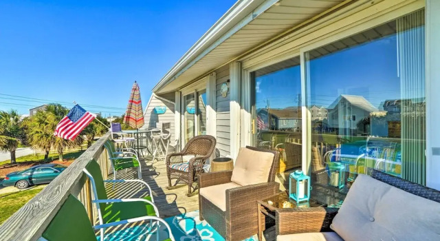 Коттедж с 3 комнатами с балконом Coastal Atlantic Beach Duplex < 1 Mi to Boardwalk!