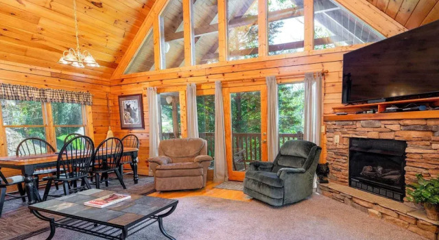 Коттедж Hot Tub & Game Room: Log Cabin 2 Mi to Ripleys!