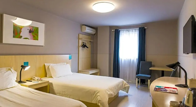 Двухместный номер Standard Jinjiang Inn Zhengzhou Railway Station Erqi Square Metro Station