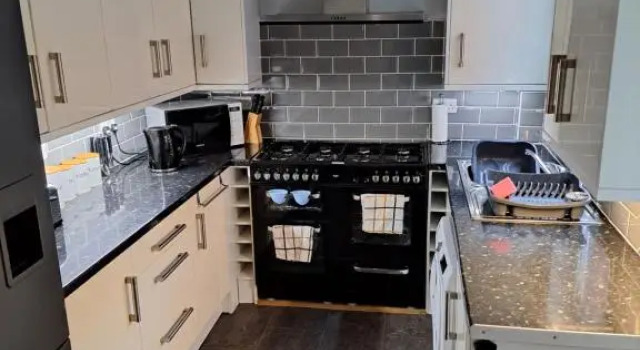 Коттедж Entire Town House with Free Parking