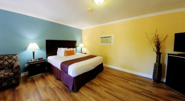 Palm Tropics Motel, Забронировать Мотель Глендора Большой Лос-Анджелес