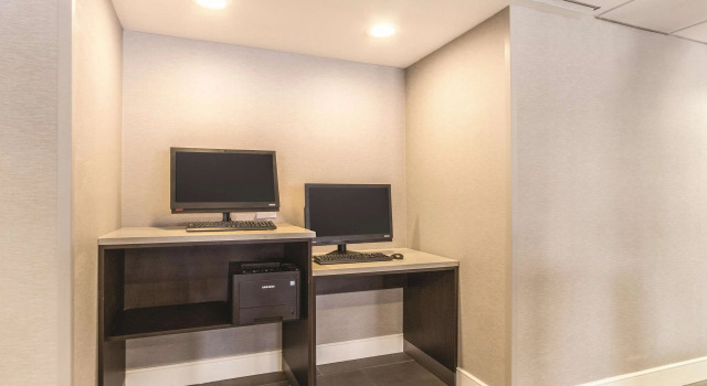 La Quinta Inn & Suites by Wyndham Cleveland - Airport North