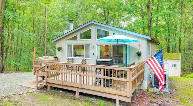 Коттедж Deck & Fire Pit: Pet-friendly Pocono Lake Abode!