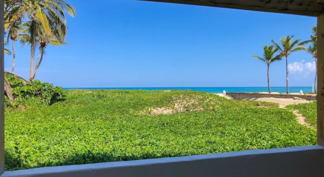 Семейные апартаменты с 2 комнатами с видом на океан Oceanfront New Condo on the Beach