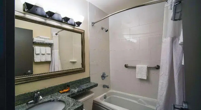 Номер Standard с балконом Best Western Plus Chocolate Lake Hotel - Halifax