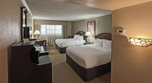 Четырёхместный номер Standard с видом на бассейн Clarion Inn Garden City