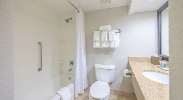 Люкс с красивым видом из окна Solomons Inn Resort and Marina