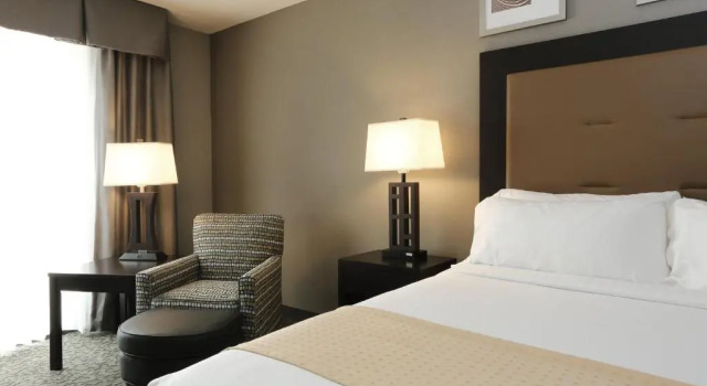 Run of House Holiday Inn and Suites East Peoria by IHG