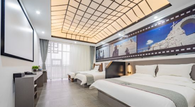 Кровать в общем номере Inke Time Movie Hotel