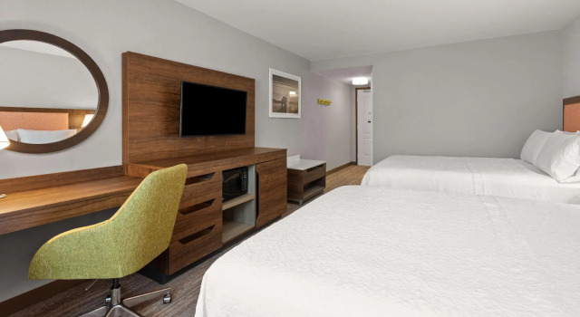 Четырёхместный номер Standard Hampton Inn & Suites Burlington
