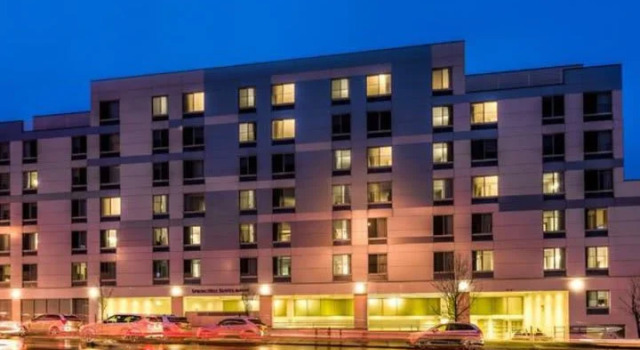 Кровать в общем номере SpringHill Suites by Marriott New York LaGuardia Airport
