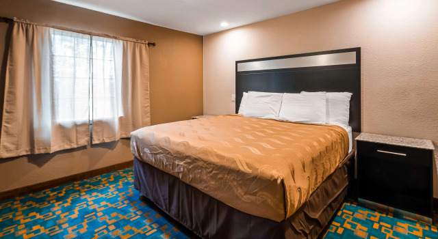 Шестиместный номер Standard SureStay Hotel by Best Western Brownsville