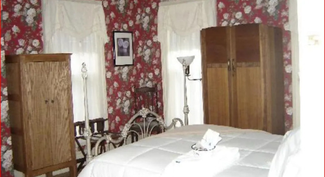 Vintage Gardens Bed & Breakfast, Забронировать Отель «постель и завтрак» Ньюарк штат Нью-Йорк