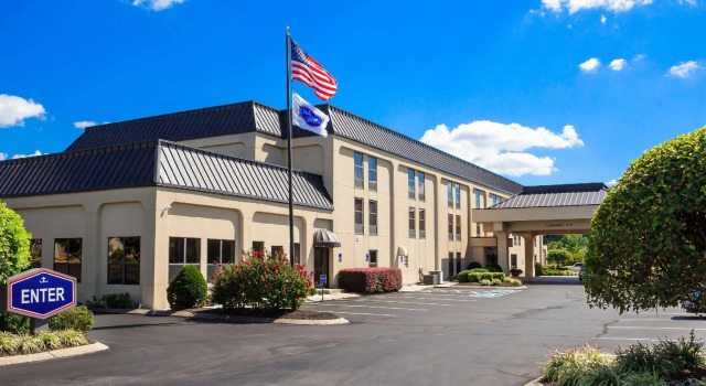 Łóżko w pokoju wieloosobowym Hampton Inn Dickson