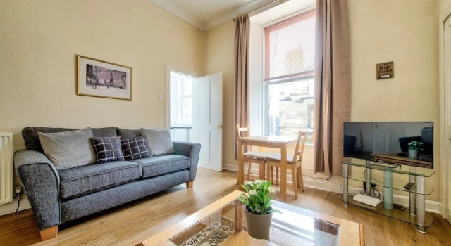 Bright and Airy Apartment in Newington
