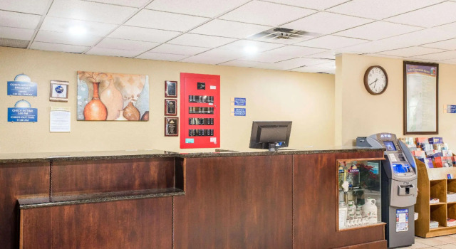 Days Inn by Wyndham Colchester Burlington, Varaa Hotelli Hotellit New England uima-altaalla, Uima-allas