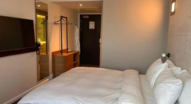 Standart çift kişilik oda Ramada Encore Derby