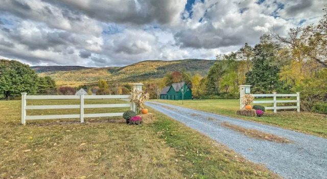 Luxe 'green Barn' Near Skiing w/ Mt Equinox Views!