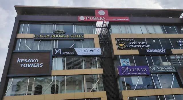 PubliQ Luxury Stays, Rezerwuj Hotel Hotele w Telangana z parkingiem, Parking