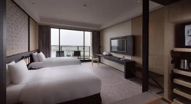 Четырёхместный номер Standard с балконом и с видом на реку Crowne Plaza Tainan by IHG