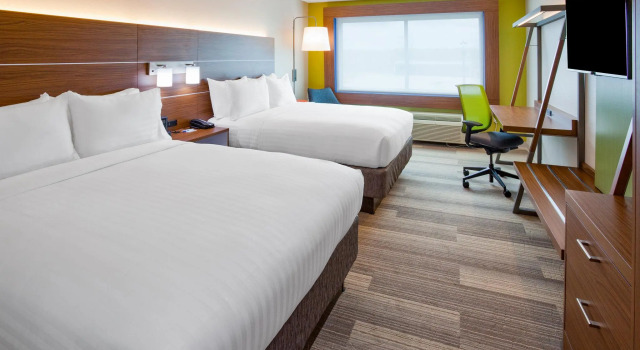 Четырёхместный номер Standard Holiday Inn Express and Suites Des Moines Downtown by IHG