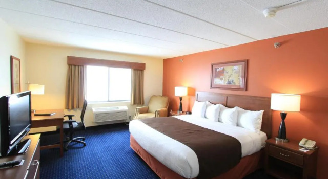 Номер Standard AmericInn by Wyndham Cedar Rapids Airport