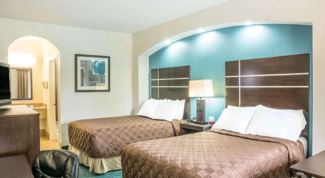 Четырёхместный номер Standard Days Inn by Wyndham Humble/Houston Intercontinental Airport