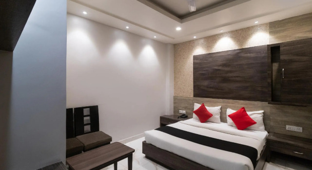 Capital O 69928 Megha Inn, Забронировать Отель Чарбагх штат Уттар-Прадеш