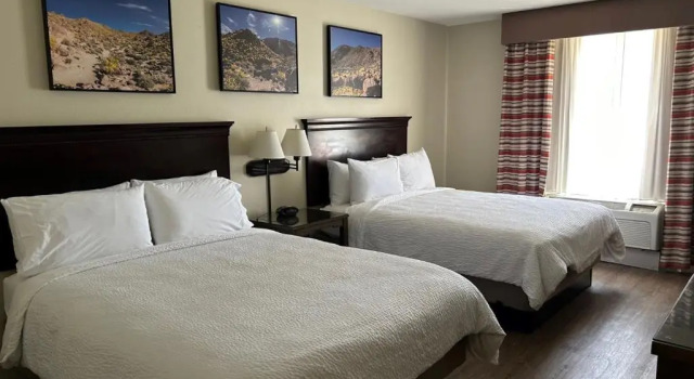 Четырёхместный номер Standard Holiday Inn & Suites - Barstow by IHG
