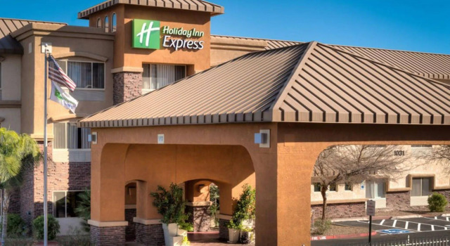 Holiday Inn Express and Suites Phoenix Tempe - University, Забронировать Отель Пруд в Темпе Phoenix Metropolitan Area, рядом с Антропологический музей государственного университета Аризоны