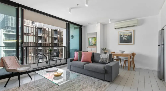 Chic 1-bed With Harbour Views & Pool by Tram Line, Забронировать Апартаменты/квартира Докландс Мельбурн, рядом с Пристань для яхт «Е»