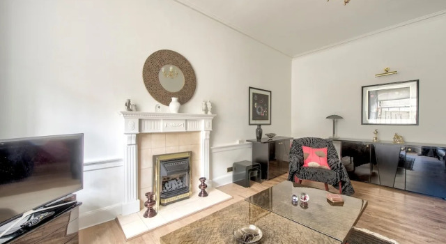 Beautiful One Bedroom in Edinburgh's Town Centre, Забронировать Отель Midlothian Эдинбург, рядом с Национальный музей Шотландии