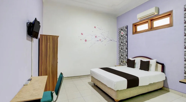 Deluxe Zimmer Hotel O Solo near RS JIH Solo formerly Azifa Inn