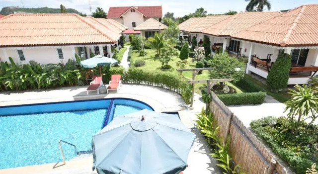 Коттедж с балконом и с красивым видом из окна Baan Opun Garden Resort