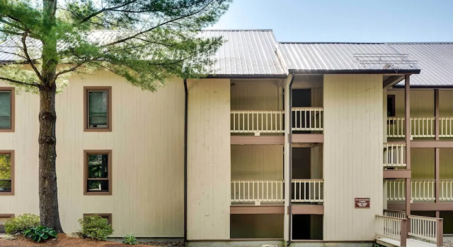 Riverfront Lincoln Condo w/ Patio + Pool Access!