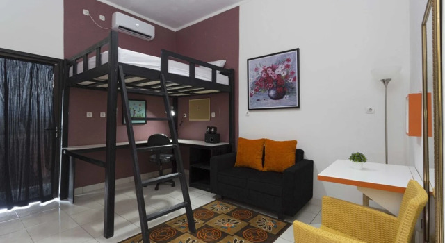 RedDoorz near University of Indonesia, Book Hotel Depok West Java