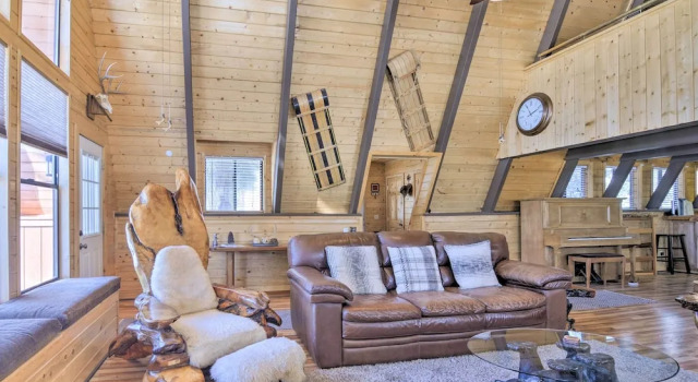 Spacious Duck Creek Village Cabin w/ Hot Tub!, Boek Hotel Hotels in Kane County met parkeren, Parkeren