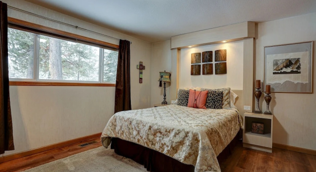 Pet-Friendly 6 Otter Home features Bikes to Explore Sunriver Village, Забронировать Дом для отпуска Отели Санривер с парковкой, Парковка