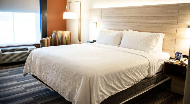 Двухместный номер Standard Holiday Inn Express Hotel & Suites Sedalia by IHG