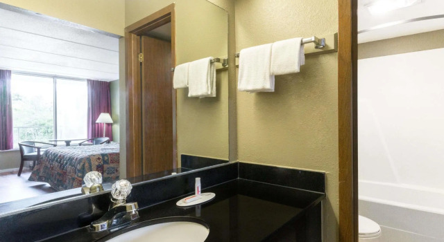 Номер Standard Super 8 by Wyndham Kingsport /I-81