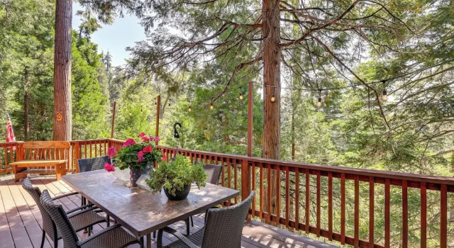 Коттедж 3 Mi to Lake Arrowhead Village: Dog-Friendly Cabin