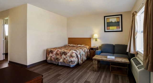 Четырёхместный люкс Canadas Best Value Inn Fort St John