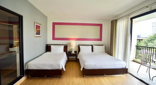 Трёхместный номер Deluxe с балконом Hotel De Bangkok