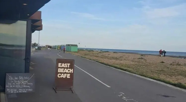 Апартаменты Seafront Apartment Private Garden & Free Parking