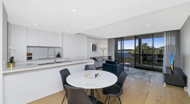 Апартаменты Business с 2 комнатами с балконом и с видом на озеро Accommodate Canberra - Northshore