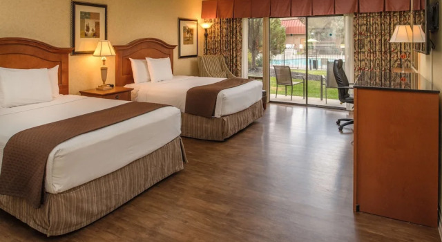 Четырёхместный номер Premium с красивым видом из окна Red Lion Hotel Pasco Airport & Conference Center