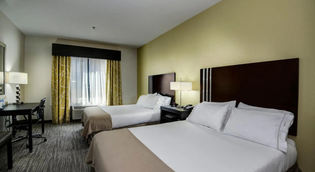 Четырёхместный номер Standard с балконом Holiday Inn Express Conway by IHG