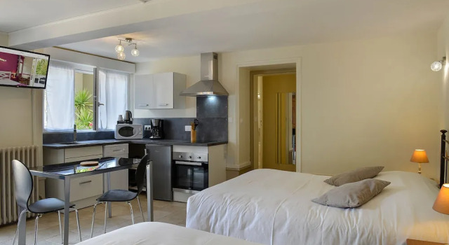Трёхместный номер Standard Logis Manoir De La Giraudière